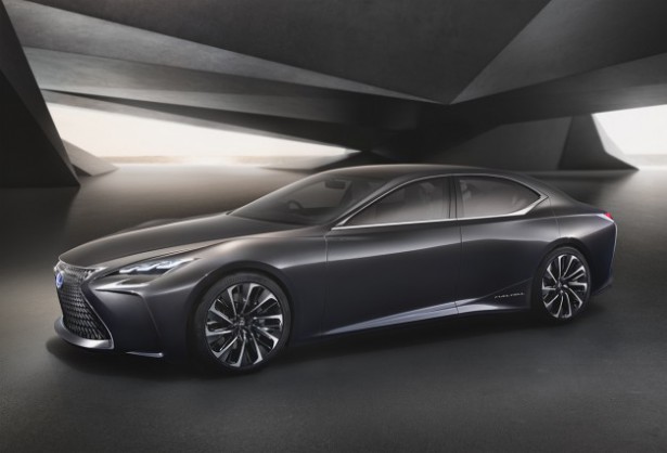 В интернете появились первые изображения Lexus LS нового поколения